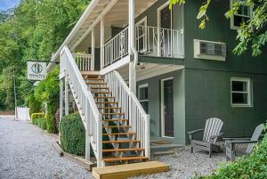 Gallery image of Hickory Falls Inn in Chimney Rock