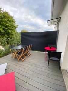 Balkon lub taras w obiekcie The Little Oak - tiny house with bed on mezzanine & terrace - from 1 to 4 p Disney, Paris & CDG