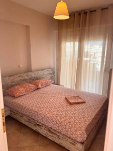 sypialnia z łóżkiem i oknem w obiekcie Αγρίνιο κέντρο ΔΣ, Δ1 w mieście Agrinio