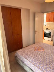 een kleine slaapkamer met een bed en een keuken bij Αγρίνιο κέντρο ΔΣ, Δ1 in Agrinion