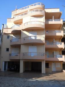 ein Apartmenthaus mit Balkon und Parkplatz in der Unterkunft Αγρίνιο κέντρο ΔΣ, Δ1 in Agrinio