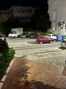 grupa samochodów zaparkowanych na parkingu w obiekcie Αγρίνιο κέντρο ΔΣ, Δ1 w mieście Agrinio