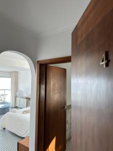 drzwi prowadzące do sypialni z łóżkiem w obiekcie Mega Ocean Magoito - Guest House - Sintra w mieście Sintra