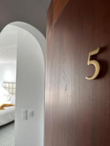 drewniane drzwi z numerem trzy w obiekcie Mega Ocean Magoito - Guest House - Sintra w mieście Sintra