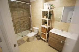 a bathroom with a toilet and a shower and a sink at Casa Ross in Valencia