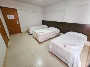 Cama ou camas em um quarto em CLH Suítes Foz do Iguaçu