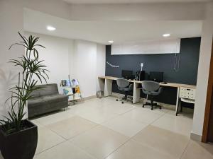 Uma TV ou centro de entretenimento em CLH Suítes Foz do Iguaçu