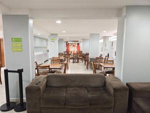 Uma área de estar em CLH Suítes Foz do Iguaçu