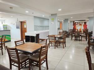Um restaurante ou outro lugar para comer em CLH Suítes Foz do Iguaçu