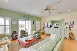 een woonkamer met een bank en een tafel bij Florida Abode - Private Beach Access and Ocean Views 