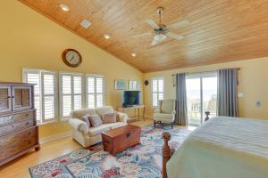 een slaapkamer met een bed en een plafondventilator bij Florida Abode - Private Beach Access and Ocean Views 