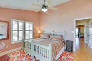 een slaapkamer met een bed en een plafondventilator bij Florida Abode - Private Beach Access and Ocean Views 