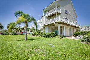 een groot huis met een tuin met een palmboom bij Florida Abode - Private Beach Access and Ocean Views 