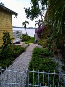 una casa con una valla junto al agua en Million Dollar Lake View en Orlando