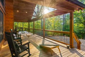 eine abgeschirmte Veranda einer Hütte mit Stühlen darauf in der Unterkunft Shalom in the Wood in Mineral Bluff