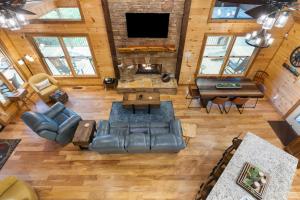 eine Draufsicht auf ein Wohnzimmer mit einer Couch in der Unterkunft Shalom in the Wood in Mineral Bluff