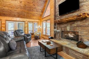ein Wohnzimmer mit Kamin und Fernseher in der Unterkunft Shalom in the Wood in Mineral Bluff + 53 Fotos