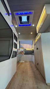 una vista interna di un veicolo ricreativo con soffitto di Karavan tosbik a Lara