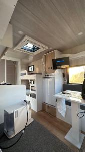 Eine Wohnküche mit einem weißen Kühlschrank und einer Theke in der Unterkunft Karavan tosbik in Lara