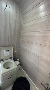 małą łazienkę z toaletą i umywalką w obiekcie Karavan tosbik w Larze