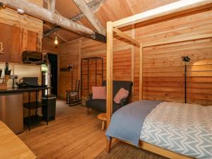 1 dormitorio con 1 cama y escritorio en una habitación en Dog Crag Cabin, en Millom