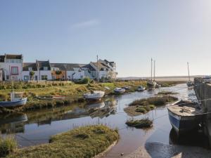 un grupo de barcos están atracados en un río en Dog Crag Cabin, en Millom