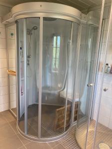 um chuveiro numa casa de banho com uma caixa de vidro em Solrik og flott hytte i Havsdalen em Geilo