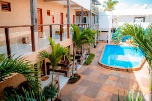 eine Apartmentterrasse mit Swimmingpool und Pflanzen in der Unterkunft Hotel Maré Mansa in Jericoacoara
