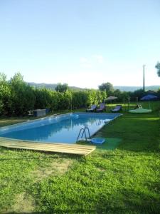 duży basen na trawniku w obiekcie Vale do Caracol w mieście Arcos de Valdevez