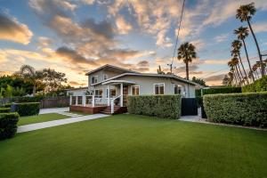 een huis met een groen gazon ervoor bij Cozy Private Beach House - Steps from the beach in Oceanside