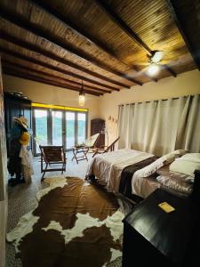 - une chambre avec 2 lits et un tapis au sol dans l'établissement Finca Vista Hermosa, à Santa Rosa de Cabal