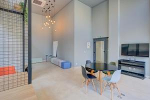 a dining room with a table and chairs at Roomo OY Frei Caneca Residencial in São Paulo