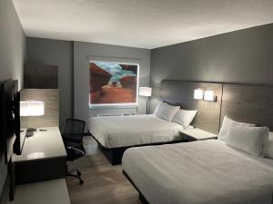 Postel nebo postele na pokoji v ubytování Days Inn & Suites by Wyndham Summerside