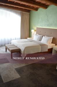 En eller flere senge i et værelse på The Golden Wheel Hotel