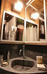 een badkamer met een wastafel en een spiegel bij Nastou View Hotel in Áno Poróïa