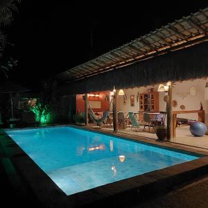 una piscina in un resort di notte di Vila Querência - Trancoso a Trancoso