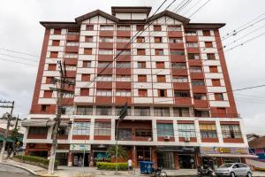 un gran edificio alto con muchas ventanas en Apartamento no centro. Tudo novinho, aconchegante en Águas de Lindóia