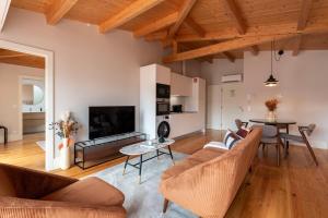 a living room with a couch and a table at Ando Living - Flores 200 House in Porto