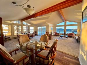 uma sala de estar com mesa e cadeiras em The Captains View - Cliffside, Ocean Views em Kodiak