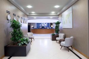 un vestíbulo de oficina con sillas y una sala de espera en Dolce by Wyndham Milan Malpensa, en Somma Lombardo