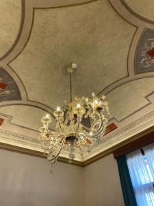 einen Kronleuchter, der von einer Decke in einem Zimmer hängt in der Unterkunft Palazzo Scamozzi in Vicenza