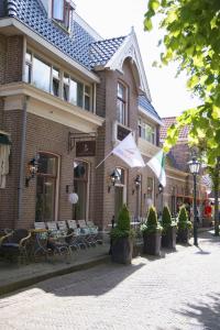 a street scene with a couple of buildings at Loods Hotel Vlieland in Oost-Vlieland