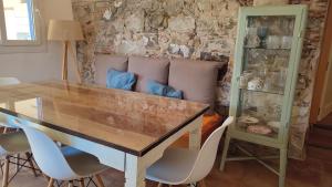 comedor con mesa de madera y sillas en VALDEVAQUEROS HOUSE, en Tarifa