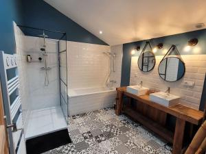 łazienka z 2 umywalkami i prysznicem w obiekcie Maison Poitevine 9/10 personnes w mieście Chaunay