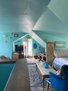 a living room with a bed and a pool at 1 Belvedere Ave in Stinson Beach