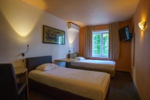 Een bed of bedden in een kamer bij St-Janshof Hotel