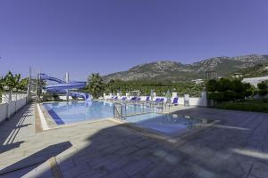 Imagen de la galería de Residence w Balcony and Shared Pool 7 min to Coast, en Mahmutlar
