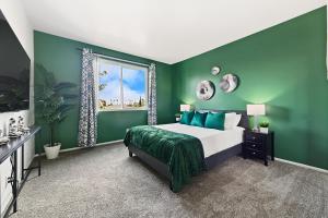 Dormitorio verde con cama y ventana en Beverly Hills Glamour Oasis 2 BR Apt with Parking 304, en Los Ángeles