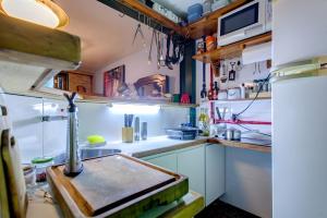 uma pequena cozinha com um lavatório e um frigorífico em Ibirapuera Park House em São Paulo