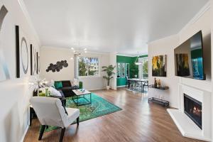 sala de estar con sofá y chimenea en Beverly Hills Glamour Oasis 2 BR Apt with Parking 304, en Los Ángeles